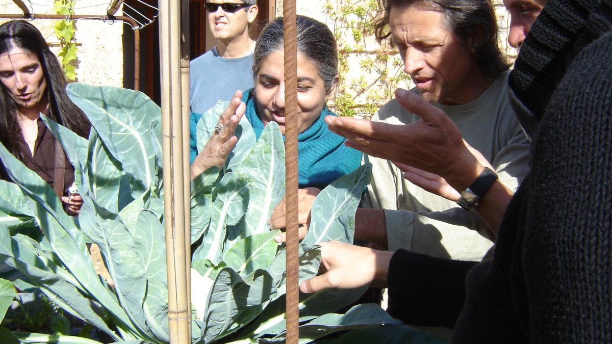 VAndana Shiva ante un balcón